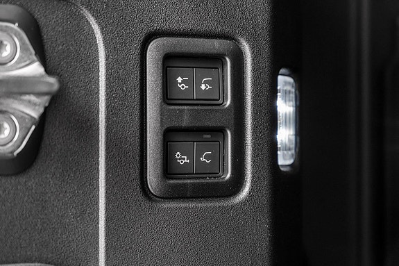 Land Rover Defender 110 30 of 30