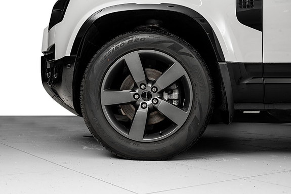 Land Rover Defender 110 13 of 30
