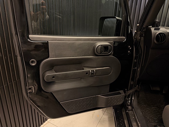 Jeep Wrangler 17 of 30