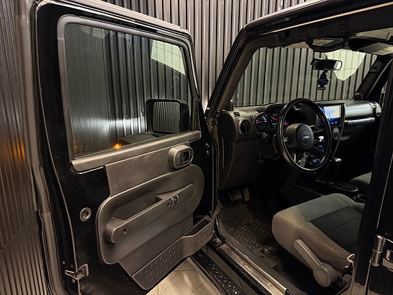 Jeep Wrangler 14 of 30