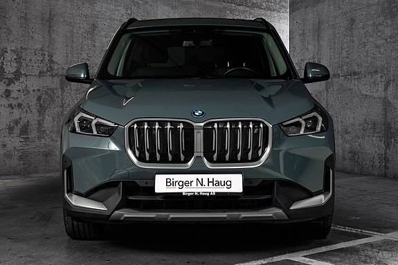 BMW iX1 3 of 5