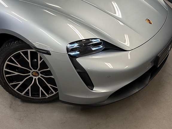 Porsche Taycan Sport Turismo 3 of 5