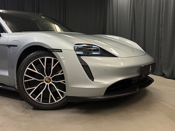 Porsche Taycan Sport Turismo 2 of 5