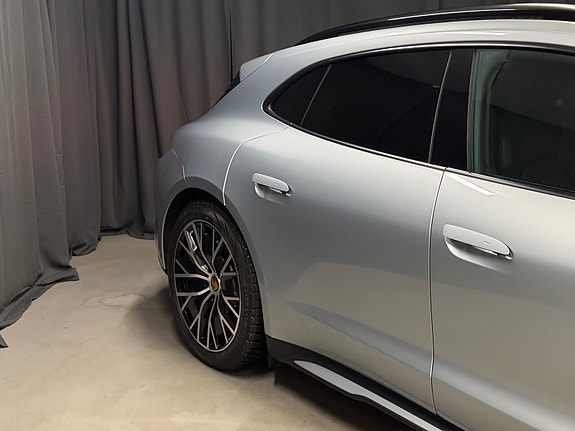 Porsche Taycan Sport Turismo 4 of 5