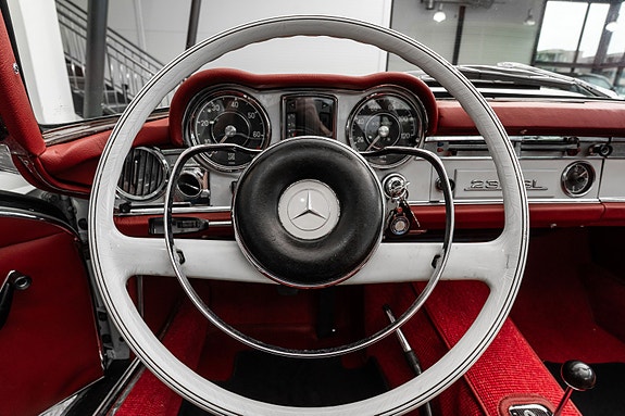 Mercedes-Benz 230 SL 26 of 30