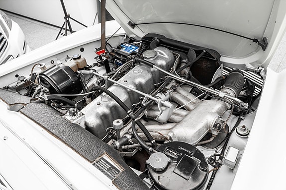 Mercedes-Benz 230 SL 21 of 30