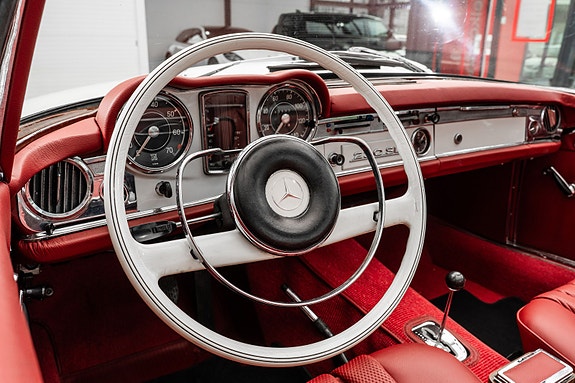Mercedes-Benz 230 SL 15 of 30