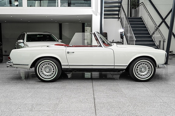 Mercedes-Benz 230 SL 3 of 5