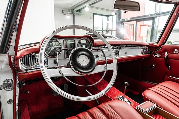 Mercedes-Benz 230 SL 11 of 30