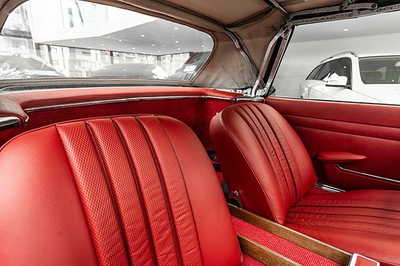 Mercedes-Benz 230 SL 27 of 30