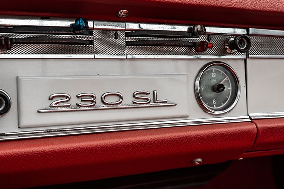 Mercedes-Benz 230 SL 25 of 30