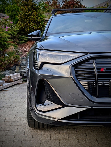 Audi e-tron S 4 of 5