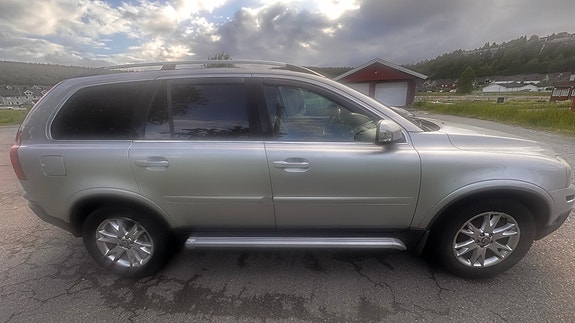 Volvo XC90 2 of 8