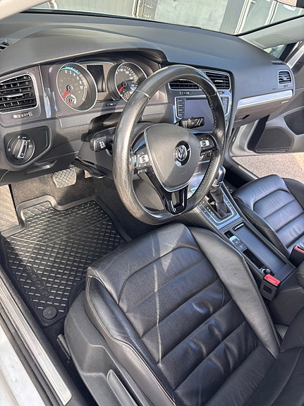 Volkswagen e-Golf VII 11 of 22