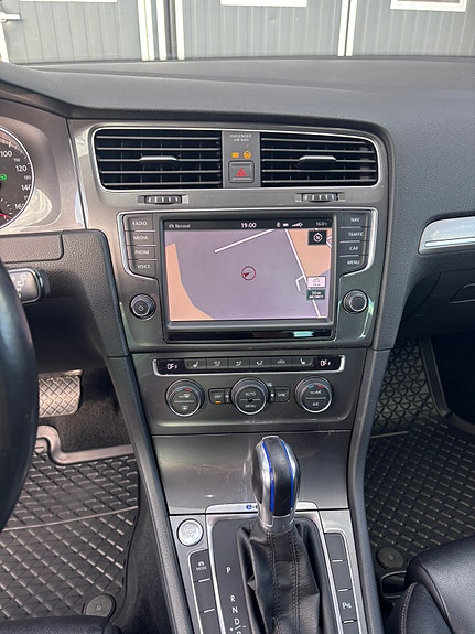 Volkswagen e-Golf VII 19 of 22