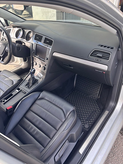 Volkswagen e-Golf VII 13 of 22