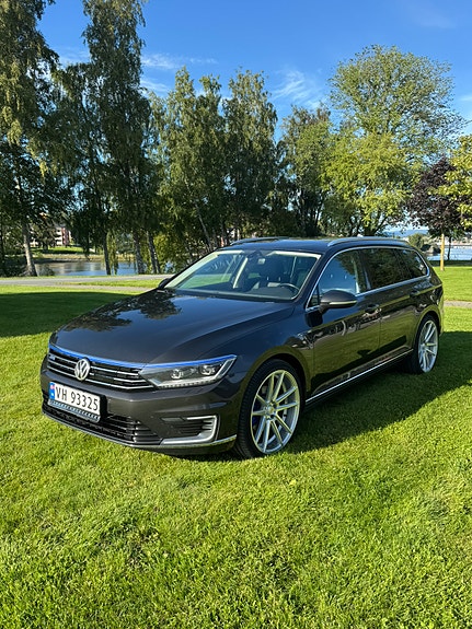 Volkswagen Passat 2 of 5
