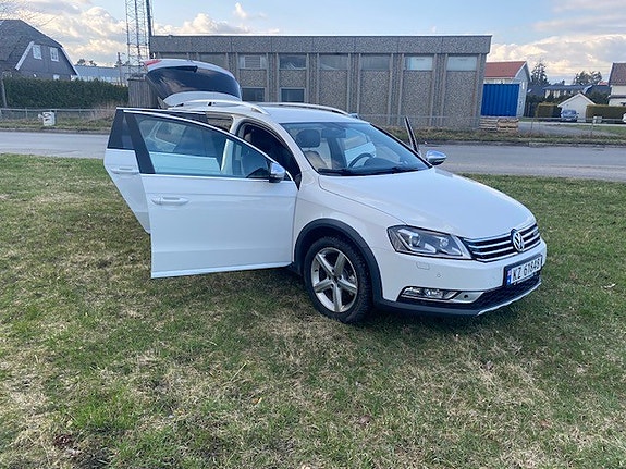 Volkswagen Passat Alltrack 2 of 5