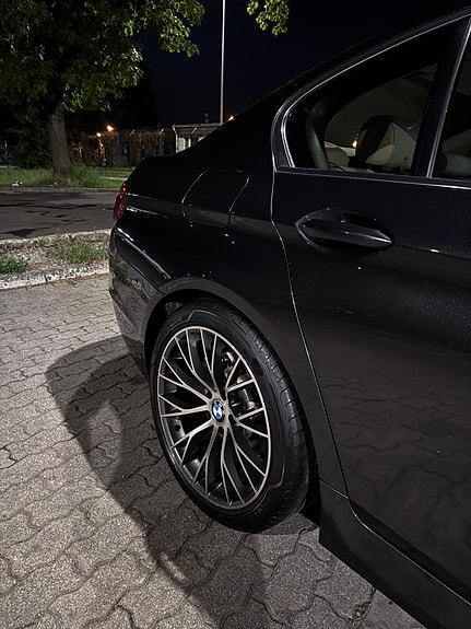BMW 523i 3 of 9