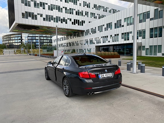 BMW 523i 2 of 9