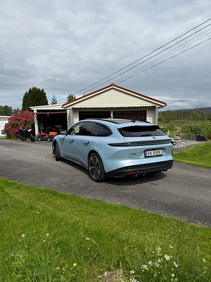 NIO ET5 4 of 5