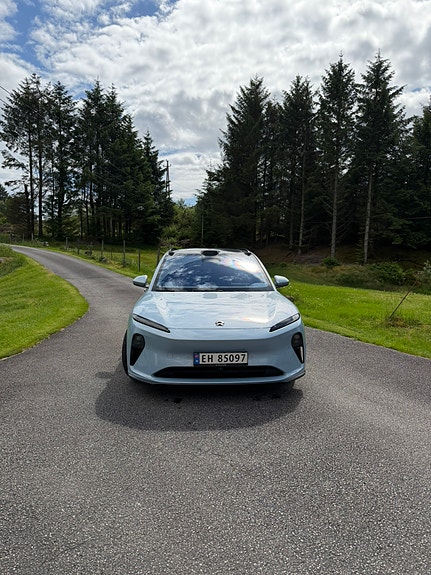 NIO ET5 3 of 5