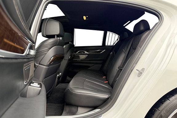 BMW 7-Serie 17 of 30