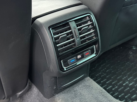 Volkswagen Passat Alltrack 16 of 30