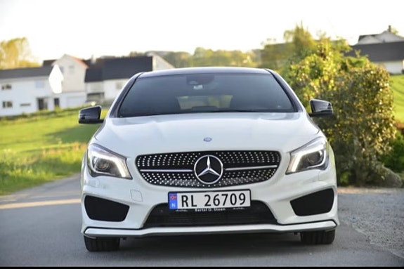 Mercedes-Benz CLA180 2 of 5