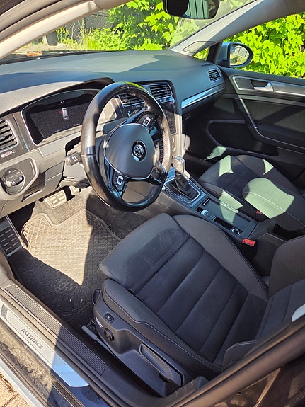 Volkswagen Golf Alltrack 9 of 24