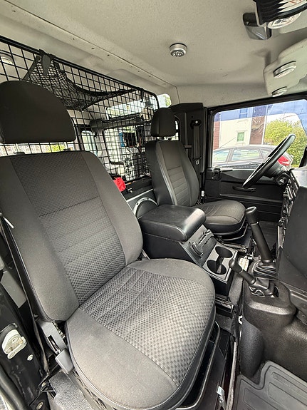 Land Rover Defender 90 12 of 30