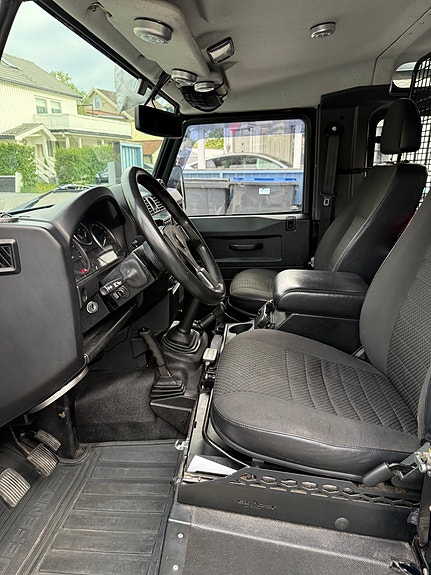 Land Rover Defender 90 7 of 30