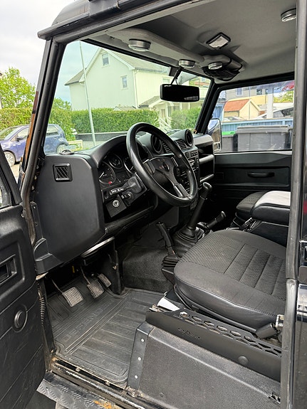 Land Rover Defender 90 8 of 30