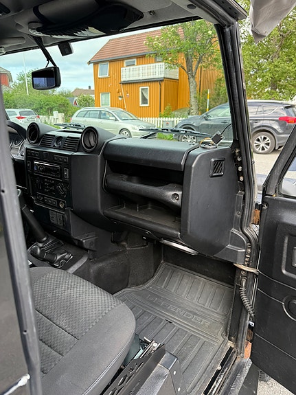 Land Rover Defender 90 11 of 30