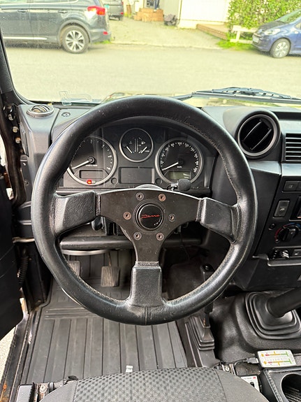 Land Rover Defender 90 10 of 30