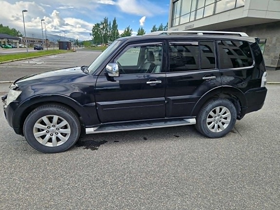 Mitsubishi Pajero 2 of 30