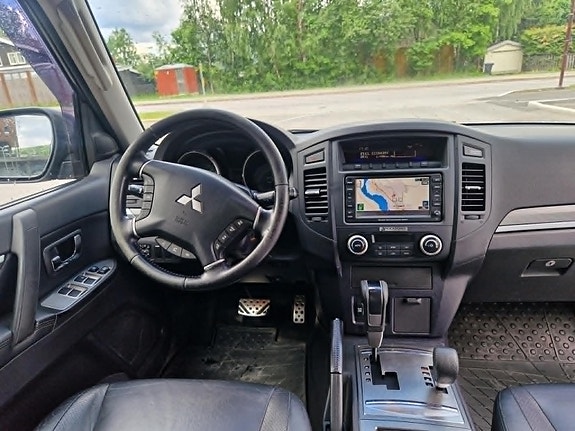 Mitsubishi Pajero 10 of 30