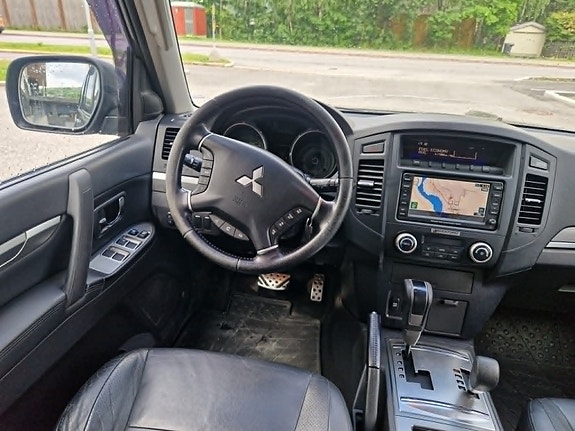 Mitsubishi Pajero 12 of 30