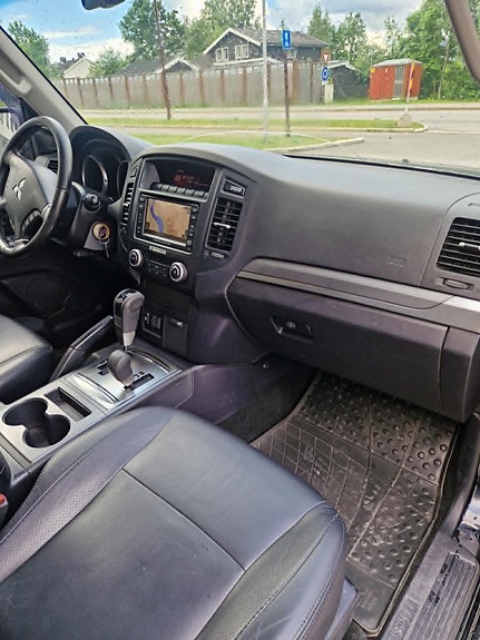 Mitsubishi Pajero 13 of 30