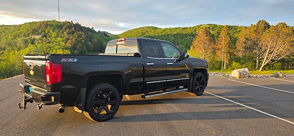 Chevrolet Silverado 4 of 5