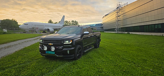 Chevrolet Silverado 2 of 5