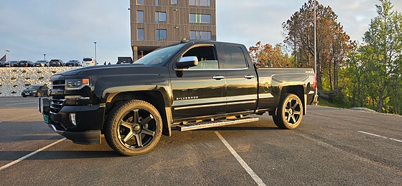 Chevrolet Silverado 3 of 5