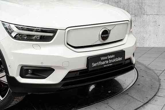 Volvo XC40 2 of 5