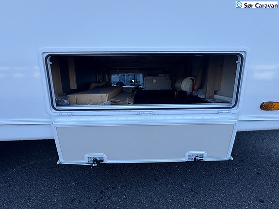 Knaus SPORT 420 QD Fast takmarkise og ekstra lasteluker 7 of 29