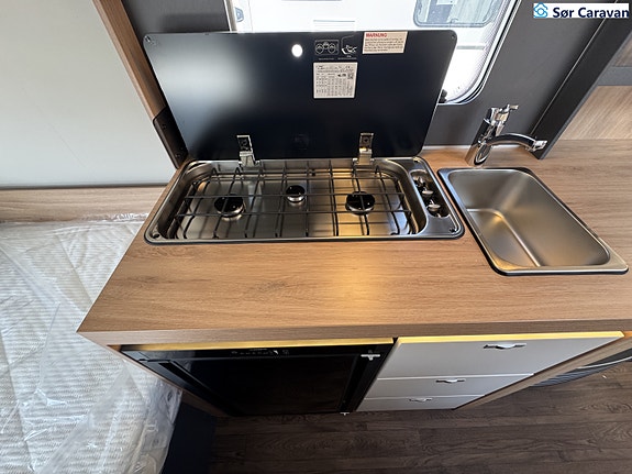 Knaus SPORT 420 QD Fast takmarkise og ekstra lasteluker 17 of 29