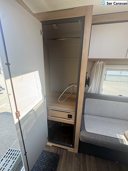 Knaus SPORT 420 QD Fast takmarkise og ekstra lasteluker 28 of 29