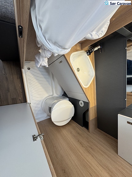 Knaus SPORT 420 QD Fast takmarkise og ekstra lasteluker 27 of 29