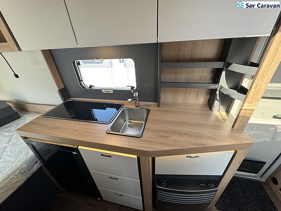 Knaus SPORT 420 QD Fast takmarkise og ekstra lasteluker 16 of 29