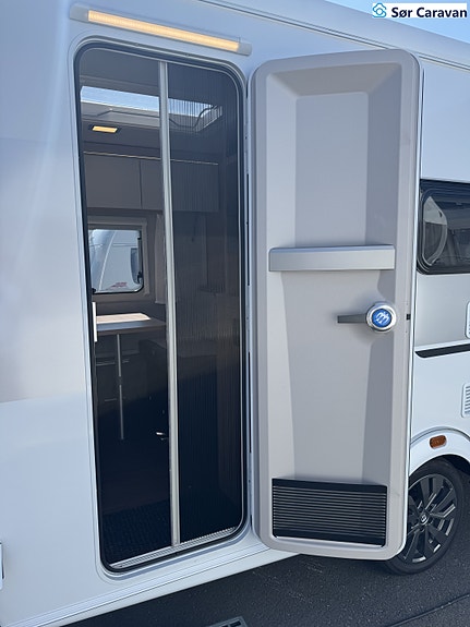 Knaus SPORT 420 QD Fast takmarkise og ekstra lasteluker 11 of 29
