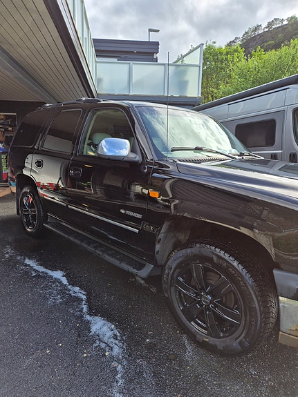 Chevrolet Tahoe 3 of 5